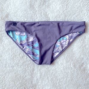 NWOT Maaji Bikini Bottoms - reversible - Medium